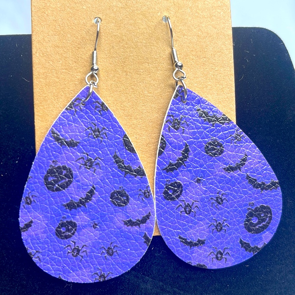 🦇NWOT cute, purple leather hook earrings with pumpkin bat and spider🦇